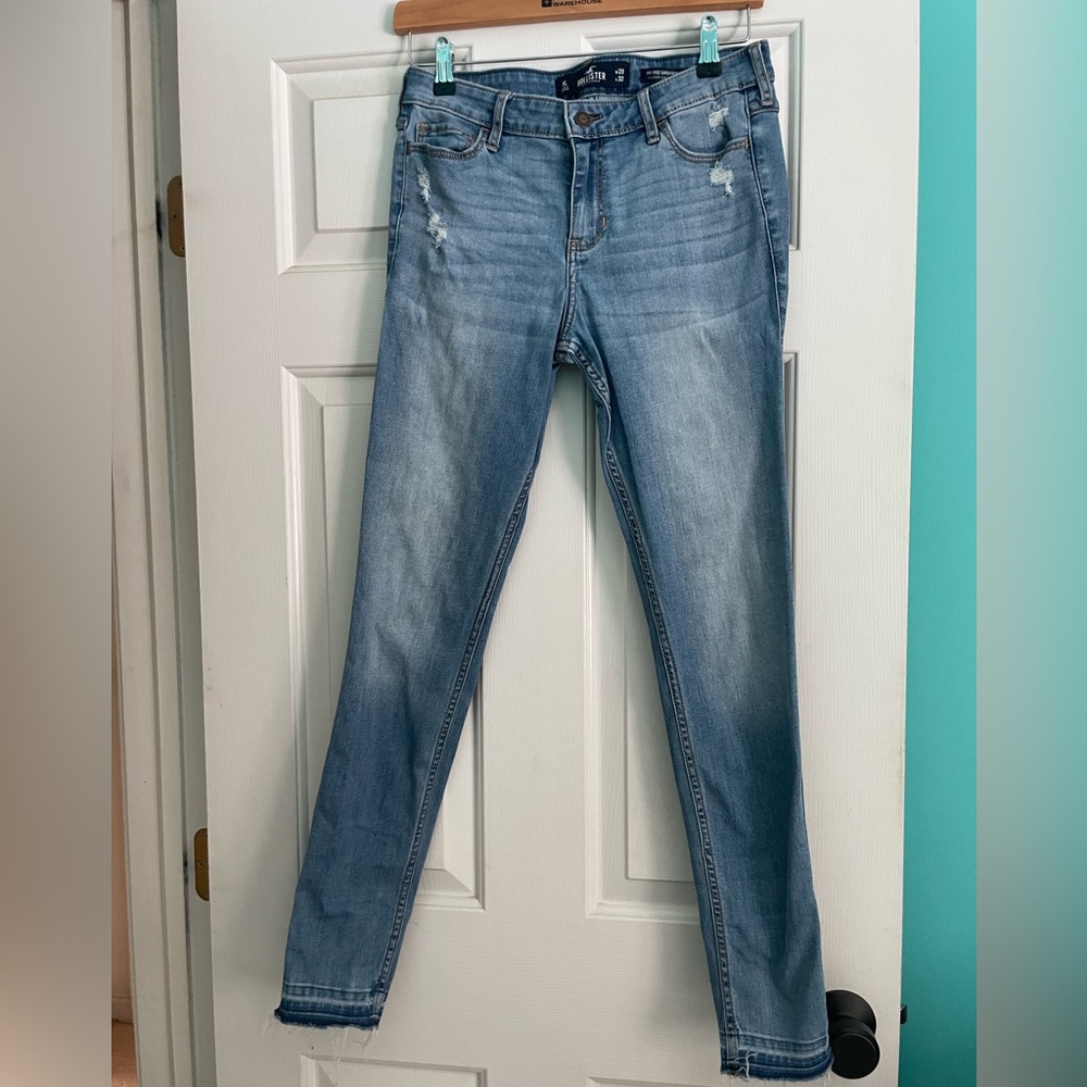 Mid Rise Super Skinny Hollister Jeans - size 9 LONG - W 29 - L 32 - frayed cuffs